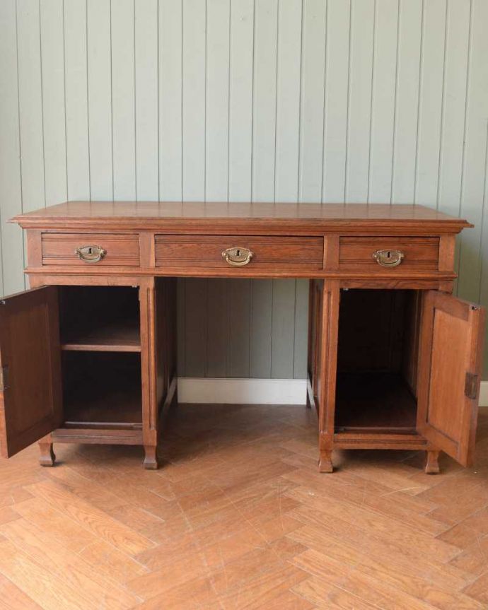 アンティークのデスク・書斎机　アンティーク家具　フランスのアンティーク家具、たっぷり収納できるデスク（机）。扉を開けて中を見ると･･･職人が修復して、扉の中もこんな感じでキレイに仕上げました。(j-2502-f)