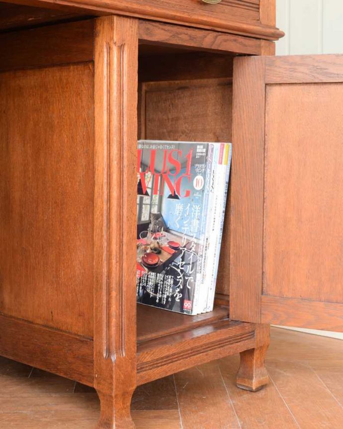 アンティークのデスク・書斎机　アンティーク家具　フランスのアンティーク家具、たっぷり収納できるデスク（机）。扉の中は収納たっぷり A4サイズの雑誌までしっかり収納出来ちゃう大きさ。(j-2502-f)