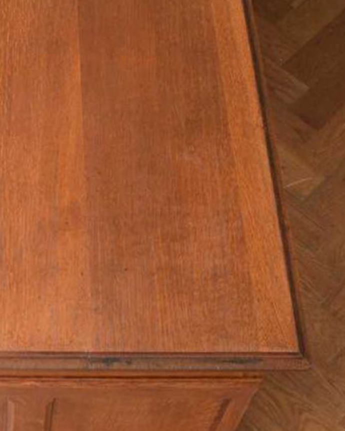 アンティークのデスク・書斎机　アンティーク家具　フランスのアンティーク家具、たっぷり収納できるデスク（机）。天板を近くから見ると･･･デスクは天板を使う家具なので、キレイにお直ししました。(j-2502-f)