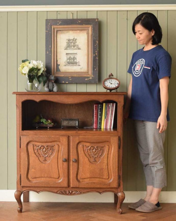 アンティークのキャビネット アンティーク家具 オープンスペース付きのお洒落なフランス輸入の木製キャビネット。フランスらしい優美さがたっぷり詰まっています見た瞬間、普通の家具とは違う優美なフランスのアンティーク。(j-2503-f)