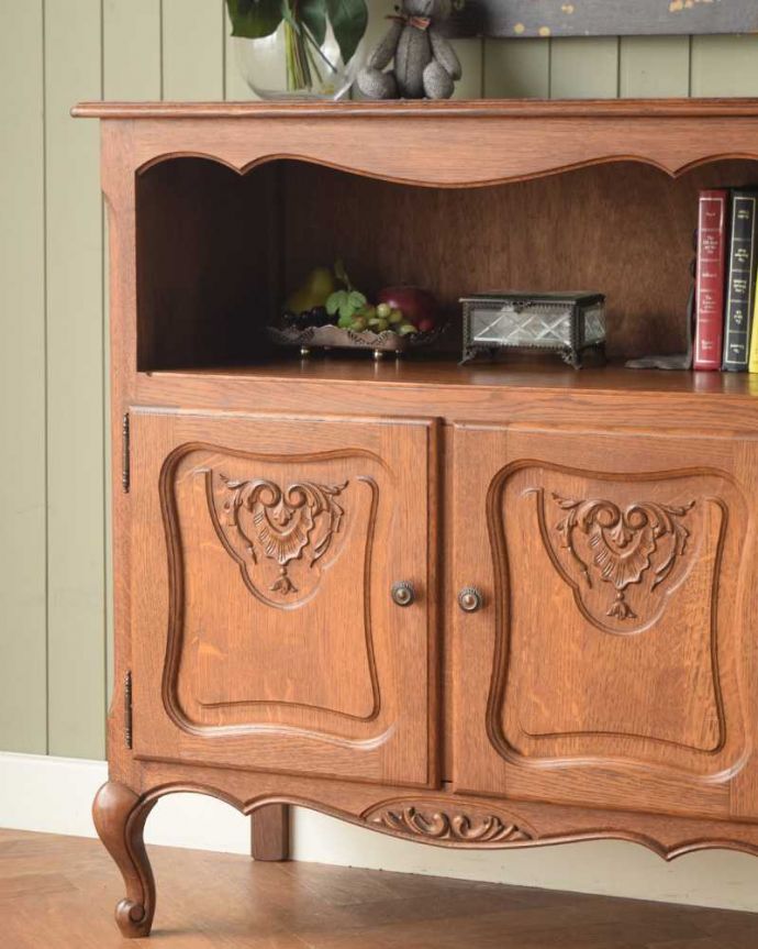 アンティークのキャビネット アンティーク家具 オープンスペース付きのお洒落なフランス輸入の木製キャビネット。扉にはフランスらしく美しい彫真っ先に目に飛び込んでくる扉に施された彫はずっと眺めていたいくらいの美しさ。(j-2503-f)