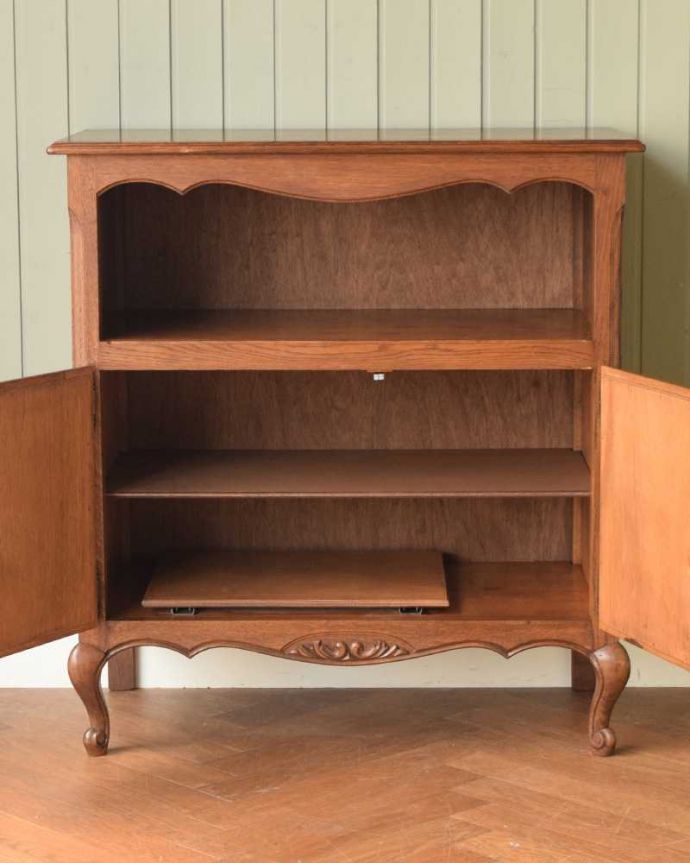 アンティークのキャビネット アンティーク家具 オープンスペース付きのお洒落なフランス輸入の木製キャビネット。扉部分を開けて中を見てみましょう!もちろん見た目だけではありません。(j-2503-f)