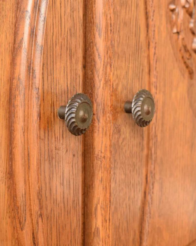 アンティークのキャビネット アンティーク家具 オープンスペース付きのお洒落なフランス輸入の木製キャビネット。開ける度になんだかワクワク取っ手のデザインにもフランスらしいこだわりが。(j-2503-f)