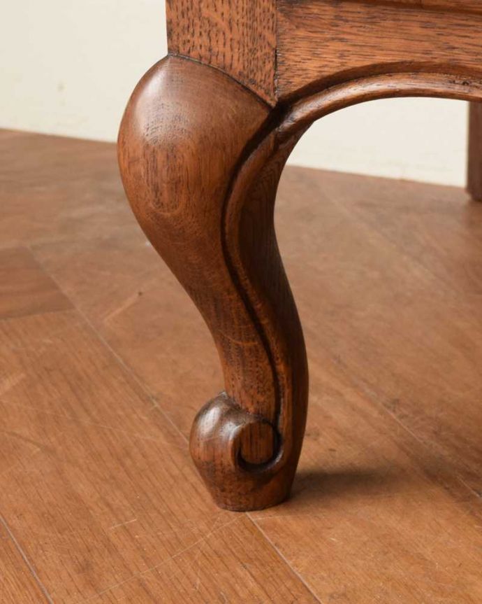 アンティークのキャビネット アンティーク家具 オープンスペース付きのお洒落なフランス輸入の木製キャビネット。女性1人でも運べちゃうんですHandleのアンティークは、脚の裏にフェルトキーパーをお付けしているので、床を滑らせて女性1人でもラクに移動が出来ます。(j-2503-f)