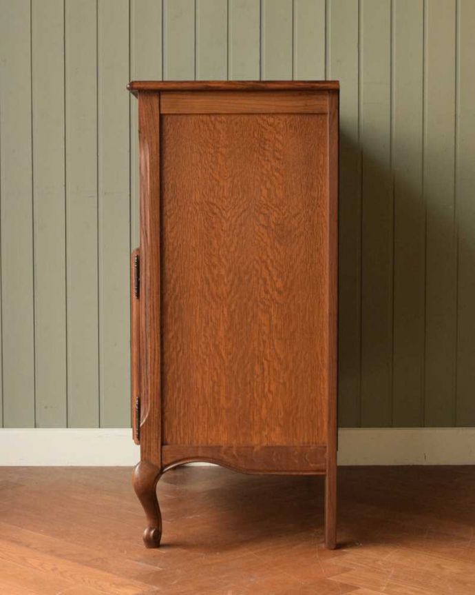 アンティークのキャビネット アンティーク家具 オープンスペース付きのお洒落なフランス輸入の木製キャビネット。横から見てもステキフランスらしいこだわりが感じられる横顔も美しいんです。(j-2503-f)