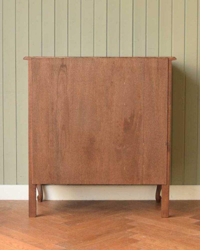 アンティークのキャビネット アンティーク家具 オープンスペース付きのお洒落なフランス輸入の木製キャビネット。後ろ姿も見てくださいアンティークは新品ではないので、もちろん経年変化によるキズはありますが、後ろ姿もキレイです。(j-2503-f)