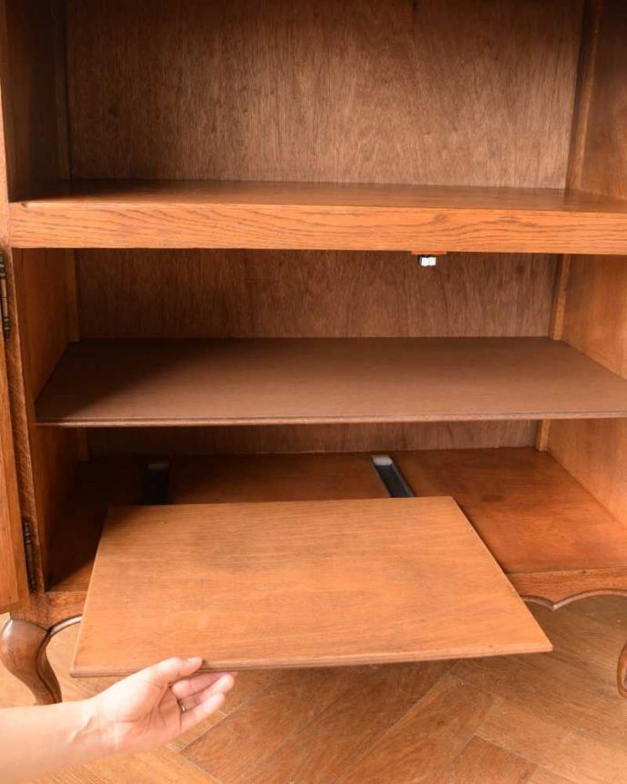 アンティークのキャビネット アンティーク家具 オープンスペース付きのお洒落なフランス輸入の木製キャビネット。スライドトレーが付いています便利なスライドトレーが付いています。(j-2503-f)