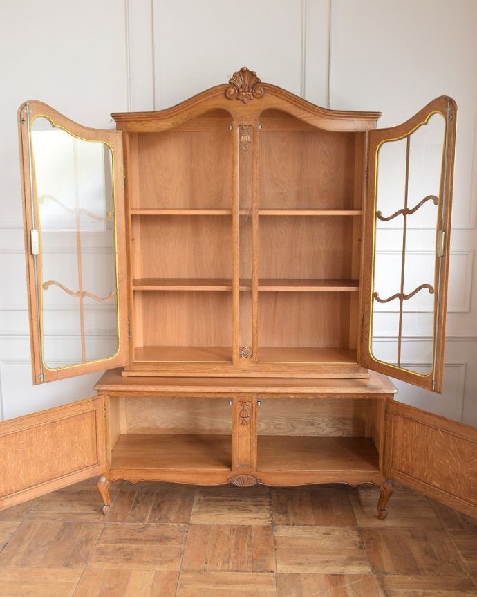 アンティークのキャビネット アンティーク家具 アンティークの大きなガラスのキャビネット、フランスから届いたエレガントな家具(食器棚) 。扉を開けて中を見ると・・・扉の中は職人が修復して、こんな感じにキレイに仕上げました。(j-2504-f)