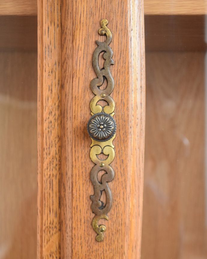 アンティークのキャビネット アンティーク家具 アンティークの大きなガラスのキャビネット、フランスから届いたエレガントな家具(食器棚) 。取っ手のデザインも優雅こんな所からもフランスらしさが感じられる取っ手。(j-2504-f)