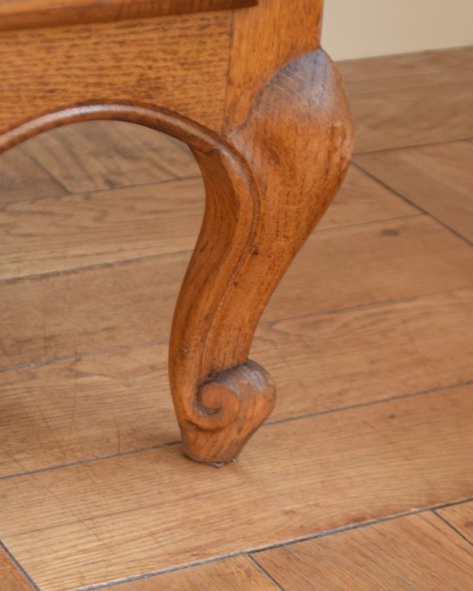 アンティークのキャビネット アンティーク家具 アンティークの大きなガラスのキャビネット、フランスから届いたエレガントな家具(食器棚) 。女性1人でラクラク運べちゃう仕掛けHandleのアンティークは、脚の裏にフェルトキーパーをお付けしています。(j-2504-f)