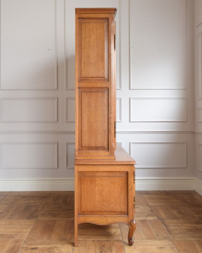 アンティークのキャビネット アンティーク家具 アンティークの大きなガラスのキャビネット、フランスから届いたエレガントな家具(食器棚) 。横顔だっても美しい正面だけじゃなく横から見てもフランスらしい美しさが漂っています。(j-2504-f)