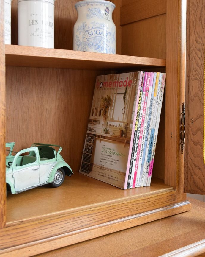 アンティークのキャビネット アンティーク家具 アンティークの大きなガラスのキャビネット、フランスから届いたエレガントな家具(食器棚) 。扉の中は収納たっぷりA4サイズの雑誌までしっかり収納出来ちゃう大きさ。(j-2504-f)