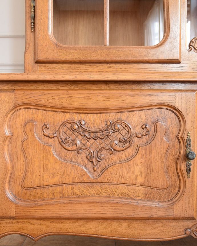 アンティークのキャビネット アンティーク家具 アンティークの大きなガラスのキャビネット、フランスから届いたエレガントな家具(食器棚) 。惚れ惚れしちゃう美しさこんなに堅い無垢材に一体どうやって彫ったんだろう?と不思議になるくらい細かい彫にうっとりです。(j-2504-f)