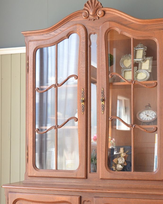 アンティークのキャビネット アンティーク家具 フランス輸入のアンティーク家具、ゴージャスな彫りがエレガントなガラスキャビネット。ガラス扉からのぞいてみると・・・曲線で描かれたガラス面のデザインも女性らしく優雅。(j-2505-f)