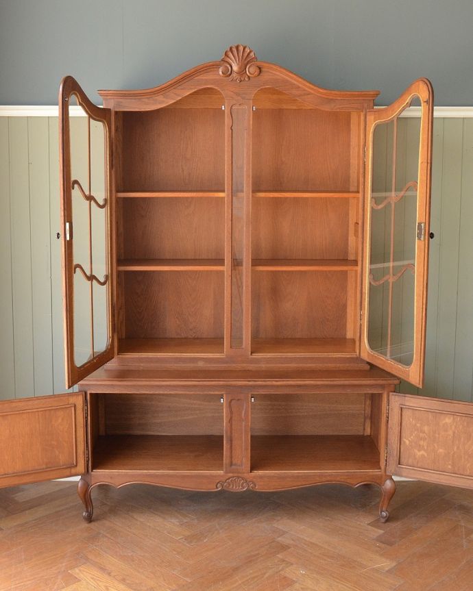 アンティークのキャビネット アンティーク家具 フランス輸入のアンティーク家具、ゴージャスな彫りがエレガントなガラスキャビネット。美しさだけじゃない!たっぷり収納アンティーク家具にはめずらしい日本の食器棚と同じようなデザイン。(j-2505-f)