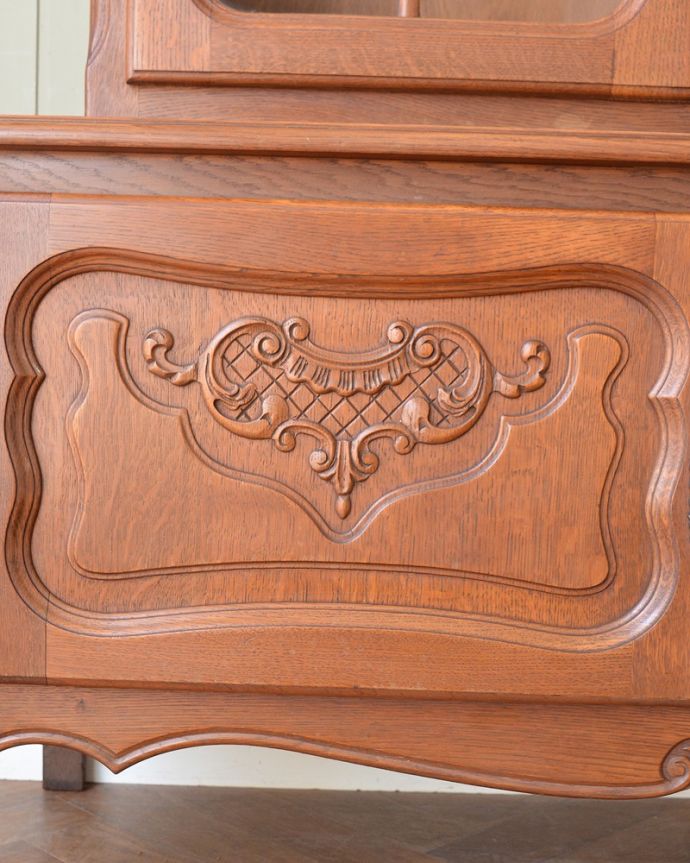 アンティークのキャビネット アンティーク家具 フランス輸入のアンティーク家具、ゴージャスな彫りがエレガントなガラスキャビネット。優雅なデザインまだ機械が発達していない時代に、どうやって造ったんだろう・・・。(j-2505-f)