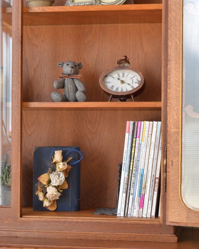 アンティークのキャビネット アンティーク家具 フランス輸入のアンティーク家具、ゴージャスな彫りがエレガントなガラスキャビネット。扉の中は収納たっぷりA4サイズの雑誌までしっかり収納出来ちゃう大きさ。(j-2505-f)