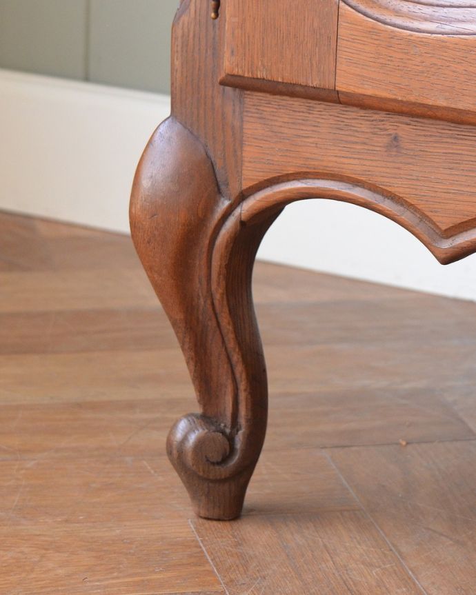 アンティークのキャビネット アンティーク家具 フランス輸入のアンティーク家具、ゴージャスな彫りがエレガントなガラスキャビネット。女性1人でラクラク運べちゃう仕掛けHandleのアンティークは、脚の裏にフェルトキーパーをお付けしています。(j-2505-f)