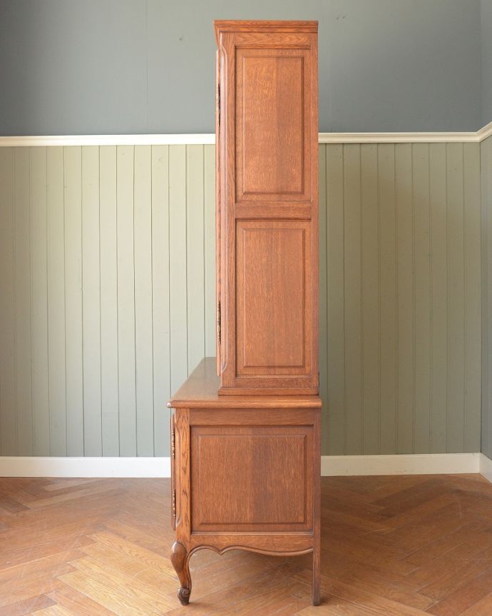 アンティークのキャビネット アンティーク家具 フランス輸入のアンティーク家具、ゴージャスな彫りがエレガントなガラスキャビネット。横顔だって色っぽい180度どの角度から見ても完璧なフランスのキャビネット。(j-2505-f)