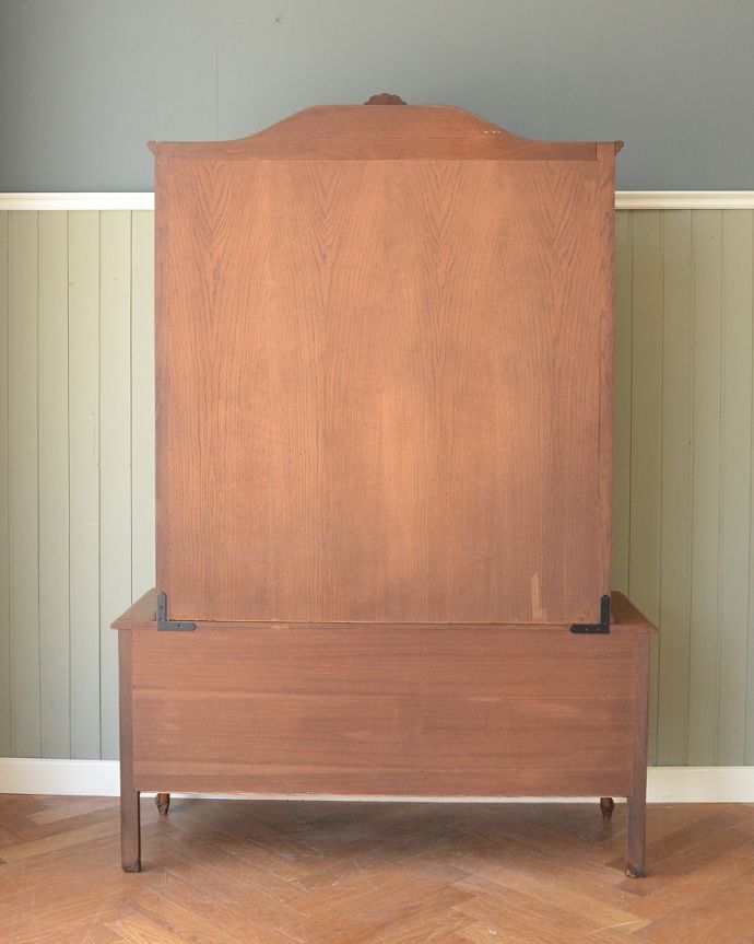 アンティークのキャビネット アンティーク家具 フランス輸入のアンティーク家具、ゴージャスな彫りがエレガントなガラスキャビネット。もちろん後ろ姿もアンティークは新品ではないので経年変化によるキズはありますが、専門の職人がキレイにお直しをしているので、後ろ姿もキレイなんです。(j-2505-f)