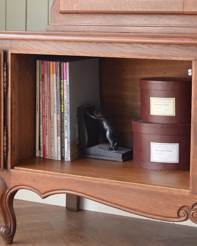 アンティークのキャビネット アンティーク家具 フランス輸入のアンティーク家具、ゴージャスな彫りがエレガントなガラスキャビネット。下の扉のにも雑誌が収納できますいろんなものを自由に収納して使って下さい。(j-2505-f)