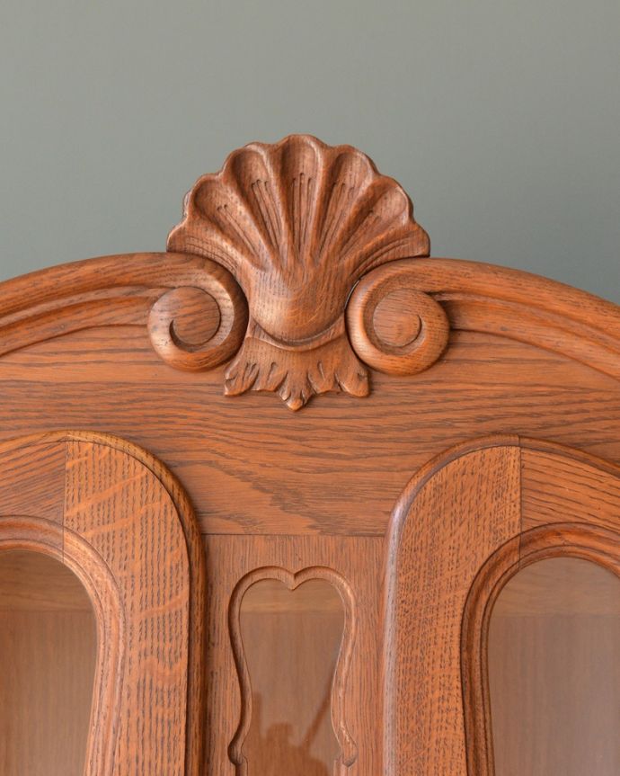 アンティークのキャビネット アンティーク家具 フランス輸入のアンティーク家具、ゴージャスな彫りがエレガントなガラスキャビネット。フランスらしい彫りフランスらしさの象徴とも言える、優雅な彫りの装飾。(j-2505-f)