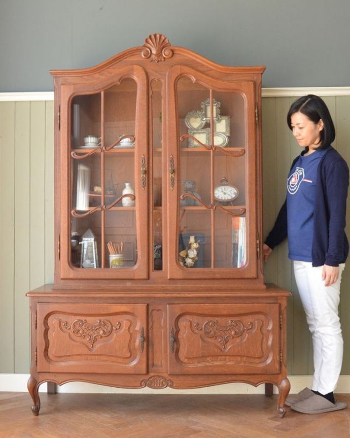 アンティークのキャビネット アンティーク家具 フランス輸入のアンティーク家具、ゴージャスな彫りがエレガントなガラスキャビネット。置いた瞬間、フランスらしい優雅さフランスらしい彫が美しい大きなサイズのキャビネット。(j-2505-f)