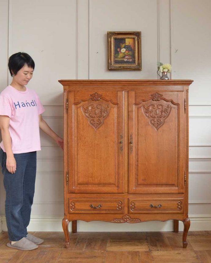 アンティークのキャビネット　アンティーク家具　南フランスの彫が優雅なアンティーク家具、引き出し付きのキャビネット。美しく優雅な雰囲気が漂うフランスらしいキャビネット誰が見ても女性らしいフォルムと美しい彫が自慢のキャビネット。(j-2506-f)