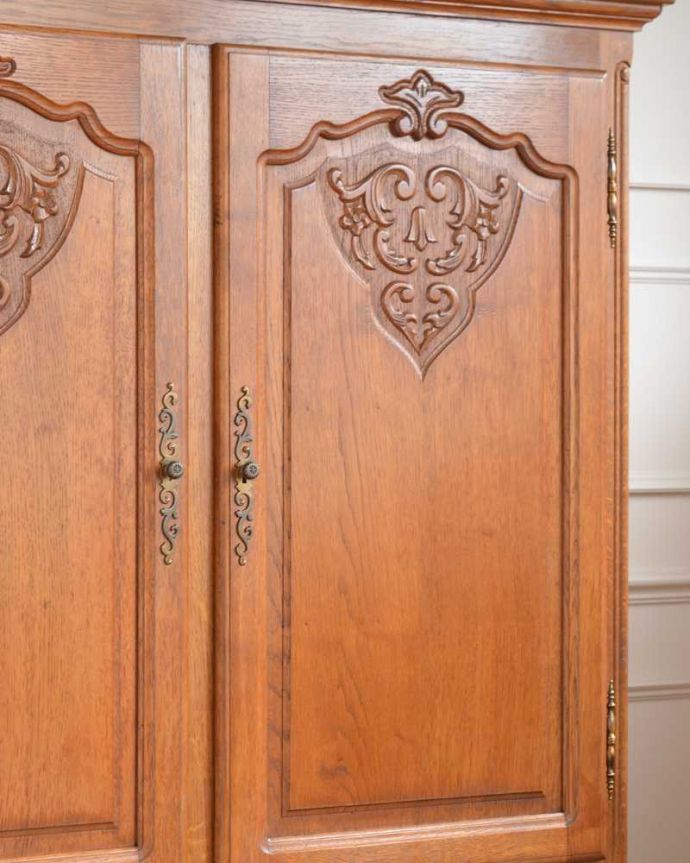 アンティークのキャビネット　アンティーク家具　南フランスの彫が優雅なアンティーク家具、引き出し付きのキャビネット。扉にはフランスらしく美しい彫真っ先に目に飛び込んでくる扉に施された彫はずっと眺めていたいくらいの美しさ。(j-2506-f)