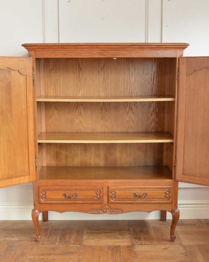 アンティークのキャビネット　アンティーク家具　南フランスの彫が優雅なアンティーク家具、引き出し付きのキャビネット。扉を開けて中を見ると･･･もちろん見た目だけではありません。(j-2506-f)