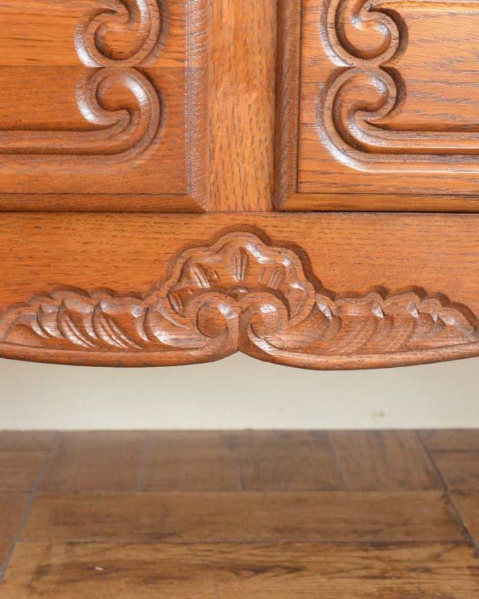 アンティークのキャビネット　アンティーク家具　南フランスの彫が優雅なアンティーク家具、引き出し付きのキャビネット。フランスらしい彫りフランスらしさの象徴とも言える、優雅な彫りの装飾。(j-2506-f)