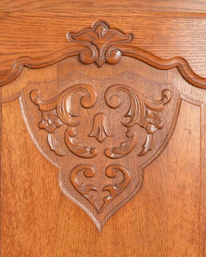 アンティークのキャビネット　アンティーク家具　南フランスの彫が優雅なアンティーク家具、引き出し付きのキャビネット。優雅なデザインまだ機械が発達していない時代に、どうやって造ったんだろう･･･。(j-2506-f)