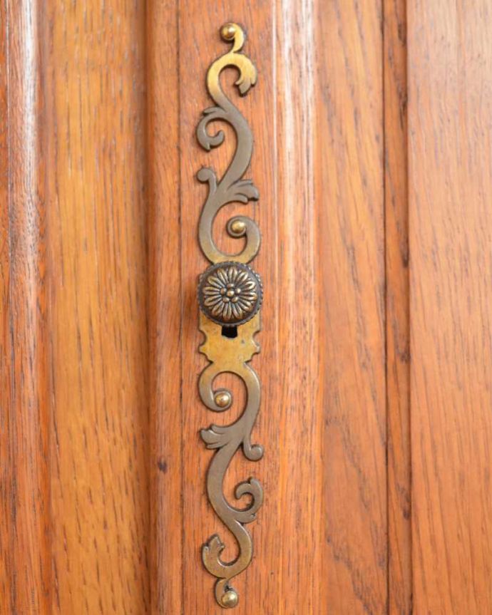 アンティークのキャビネット　アンティーク家具　南フランスの彫が優雅なアンティーク家具、引き出し付きのキャビネット。取っ手にもフランスらしさ芸術的に美しいの取っ手。(j-2506-f)