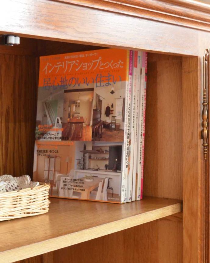 アンティークのキャビネット　アンティーク家具　南フランスの彫が優雅なアンティーク家具、引き出し付きのキャビネット。扉の中は収納たっぷりA4サイズの雑誌までしっかり収納出来ちゃう大きさ。(j-2506-f)