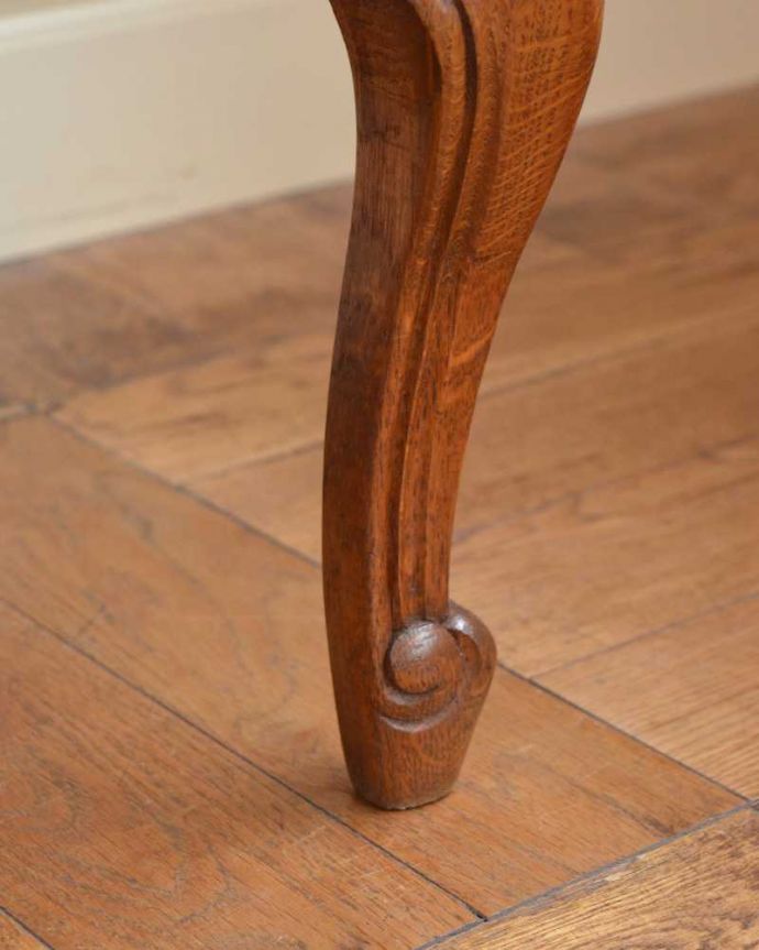 アンティークのキャビネット　アンティーク家具　南フランスの彫が優雅なアンティーク家具、引き出し付きのキャビネット。女性1人でラクラク運べちゃう仕掛けHandleのアンティークは、脚の裏にフェルトキーパーをお付けしています。(j-2506-f)