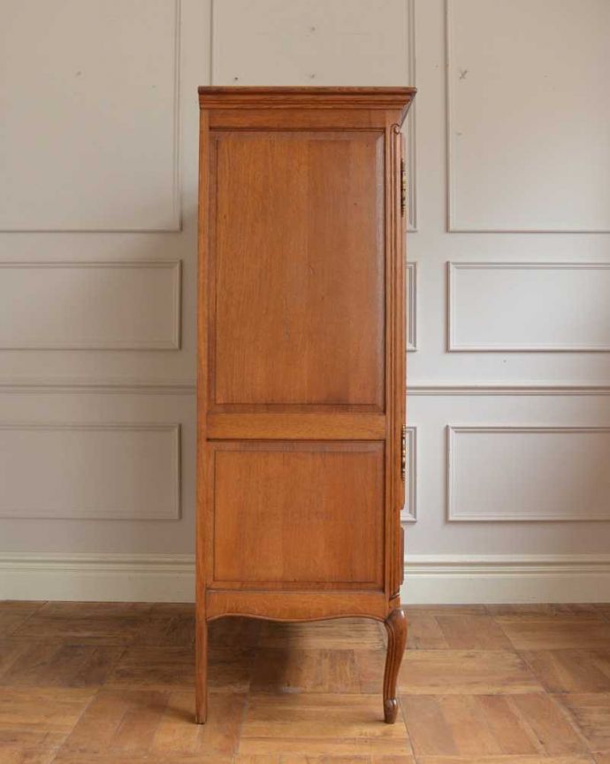 アンティークのキャビネット　アンティーク家具　南フランスの彫が優雅なアンティーク家具、引き出し付きのキャビネット。横顔だって･･･どこから見られても美しいことを意識して、正面だけじゃなく横から見ても美しいんです。(j-2506-f)