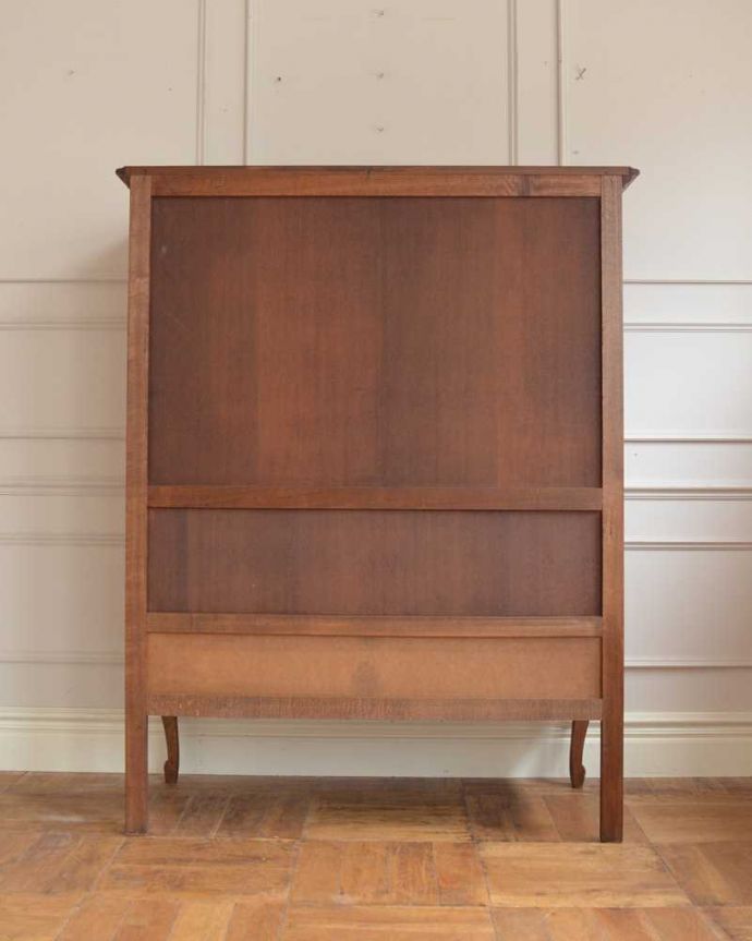 アンティークのキャビネット　アンティーク家具　南フランスの彫が優雅なアンティーク家具、引き出し付きのキャビネット。実は後ろ姿も見て欲しい･･･アンティークは新品ではないので経年変化によるキズはありますが、専門の職人がキレイにお直しをしているので、後ろ姿もキレイなんです。(j-2506-f)