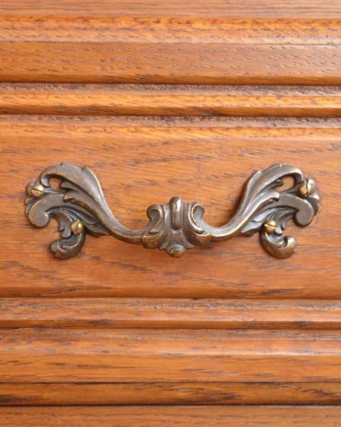 アンティークのキャビネット　アンティーク家具　南フランスの彫が優雅なアンティーク家具、引き出し付きのキャビネット。優雅な雰囲気漂う曲線の取っ手。(j-2506-f)