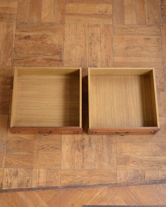 アンティークのキャビネット　アンティーク家具　南フランスの彫が優雅なアンティーク家具、引き出し付きのキャビネット。引き出しの中も、何を入れてもOKです。(j-2506-f)