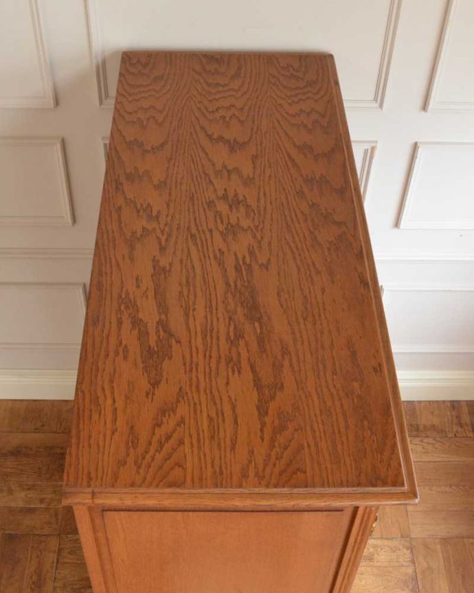 アンティークのキャビネット　アンティーク家具　南フランスの彫が優雅なアンティーク家具、引き出し付きのキャビネット。上から見てみると･･･もちろん、上から見てもキレイです。(j-2506-f)