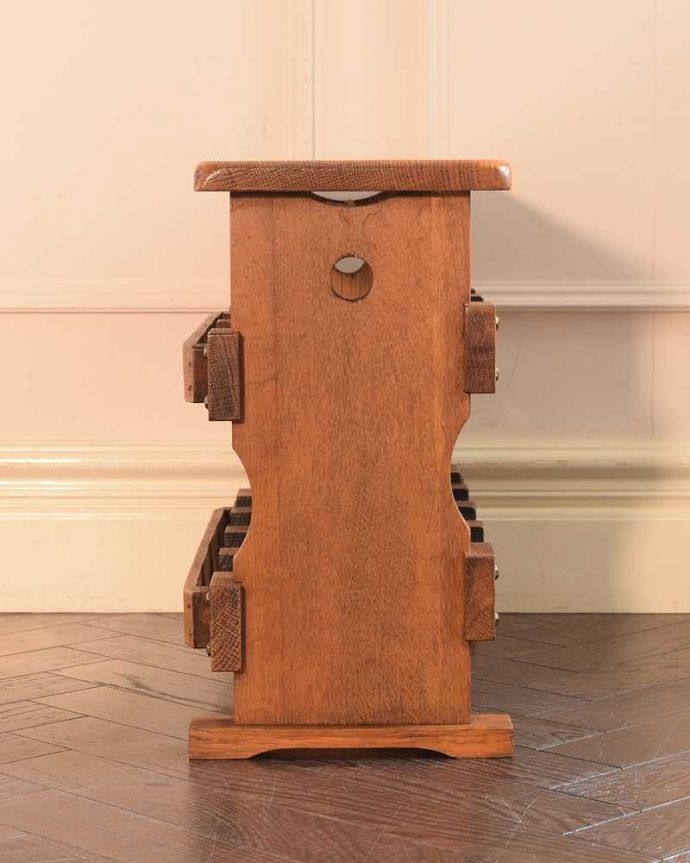 めずらしい家具　アンティーク家具　サイドテーブルにもなるフランスアンティーク木製ワインラック（8本用）。横から見てもキレイですもちろん、横顔だってキレイ！どこから見ても絵になります。(j-2507-f)