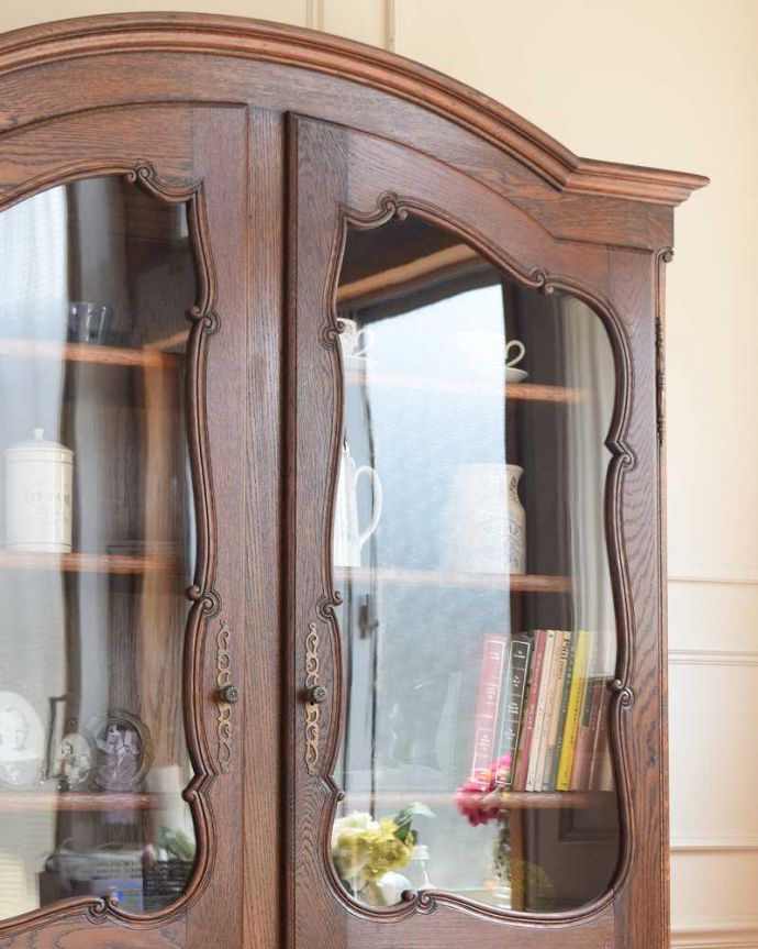 アンティークのキャビネット アンティーク家具 フランスのゴージャスなアンティーク家具、ガラスキャビネット(本棚)。ガラス越しに中をのぞいてみると・・・昔、作られたアンティークのガラスは今のものと違ってゆらめきがあります。(j-2508-f)