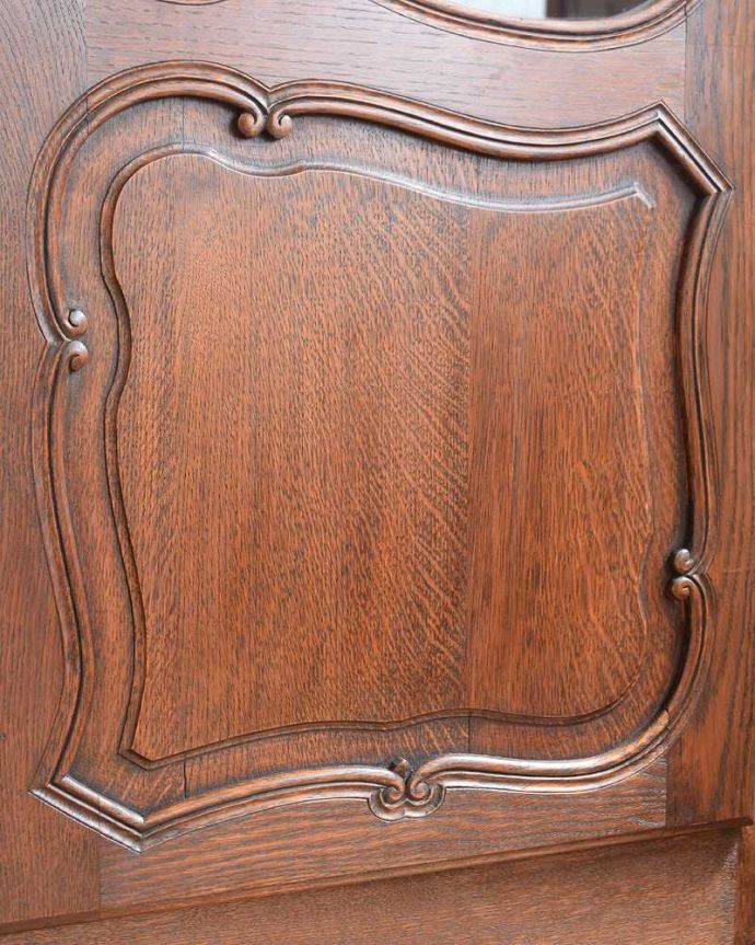 アンティークのキャビネット アンティーク家具 フランスのゴージャスなアンティーク家具、ガラスキャビネット(本棚)。優雅なデザインまだ機械が発達していない時代に、どうやって造ったんだろう・・・。(j-2508-f)