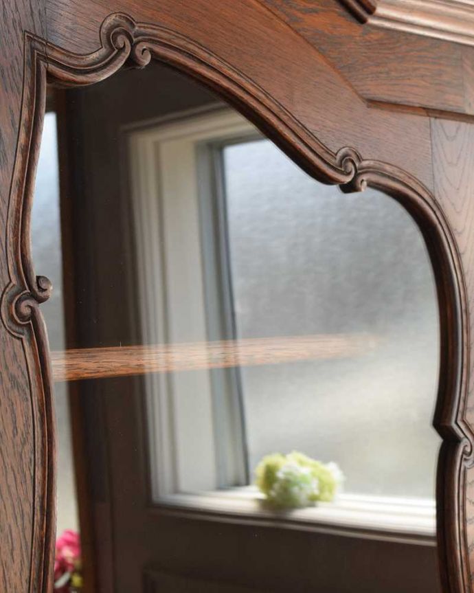 アンティークのキャビネット アンティーク家具 フランスのゴージャスなアンティーク家具、ガラスキャビネット(本棚)。フランスらしい彫りフランスらしさの象徴とも言える、優雅な彫りの装飾。(j-2508-f)