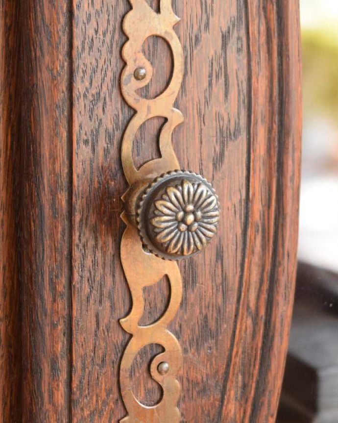 アンティークのキャビネット アンティーク家具 フランスのゴージャスなアンティーク家具、ガラスキャビネット(本棚)。小さなパーツにもこだわりが取っ手だけを見ていても現代の家具とは全然違って質感がいいのがわかります。(j-2508-f)