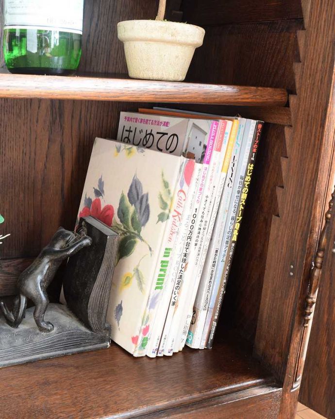 アンティークのキャビネット アンティーク家具 フランスのゴージャスなアンティーク家具、ガラスキャビネット(本棚)。A4サイズも収納出来ますたっぷり入るサイズなので、A4サイズの雑誌も立てたまま収納できます。(j-2508-f)