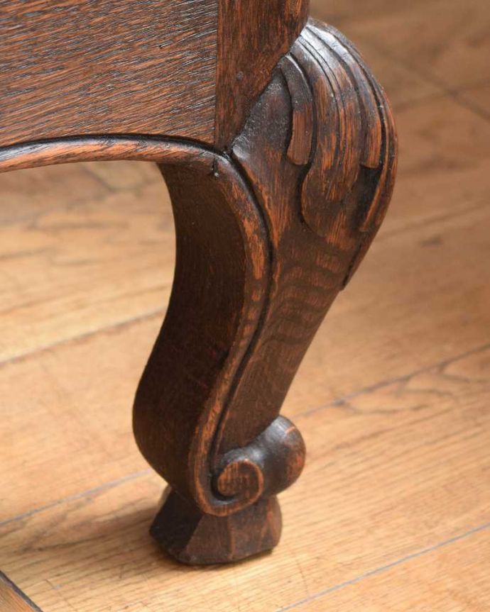 アンティークのキャビネット アンティーク家具 フランスのゴージャスなアンティーク家具、ガラスキャビネット(本棚)。女性1人でラクラク運べちゃう仕掛けHandleのアンティークは、脚の裏にフェルトキーパーをお付けしています。(j-2508-f)