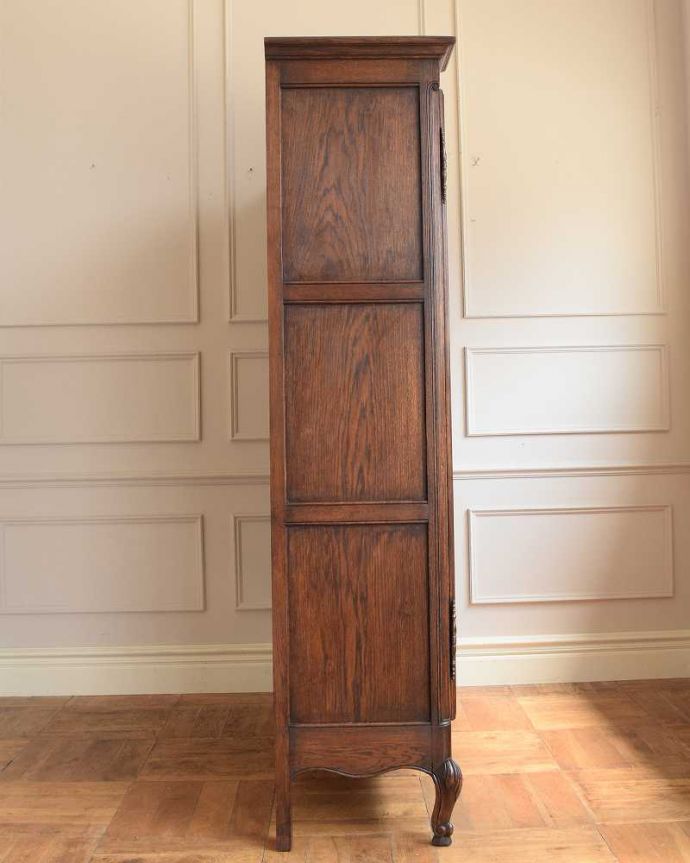 アンティークのキャビネット アンティーク家具 フランスのゴージャスなアンティーク家具、ガラスキャビネット(本棚)。横から見てもステキもちろん、横から見られることも考えて、しっかり修復してあります。(j-2508-f)