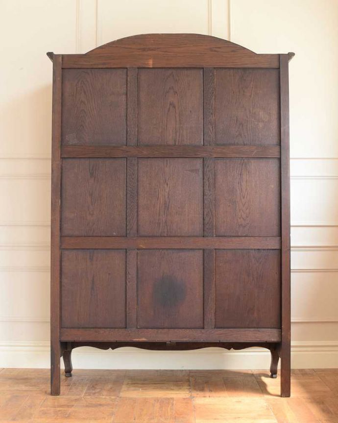 アンティークのキャビネット アンティーク家具 フランスのゴージャスなアンティーク家具、ガラスキャビネット(本棚)。後ろ姿もキレイですアンティークは新品ではないので、もちろん経年変化によるキズはありますが、専門の職人がキレイにお直しをしているので、後ろ姿までキレイです。(j-2508-f)