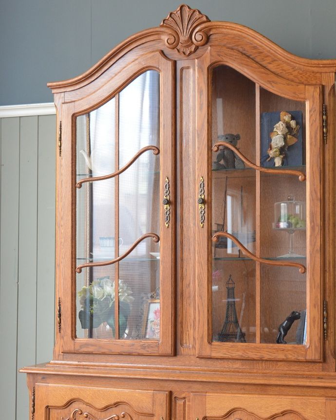 アンティークのキャビネット アンティーク家具 フランスの華やかなアンティーク家具、大きなガラスキャビネット(食器棚)。ガラス扉からのぞいてみると・・・曲線で描かれたガラス面のデザインも女性らしく優雅。(j-2509-f)
